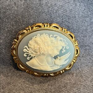 Goldtone Twin Sisters Cameo Brooch